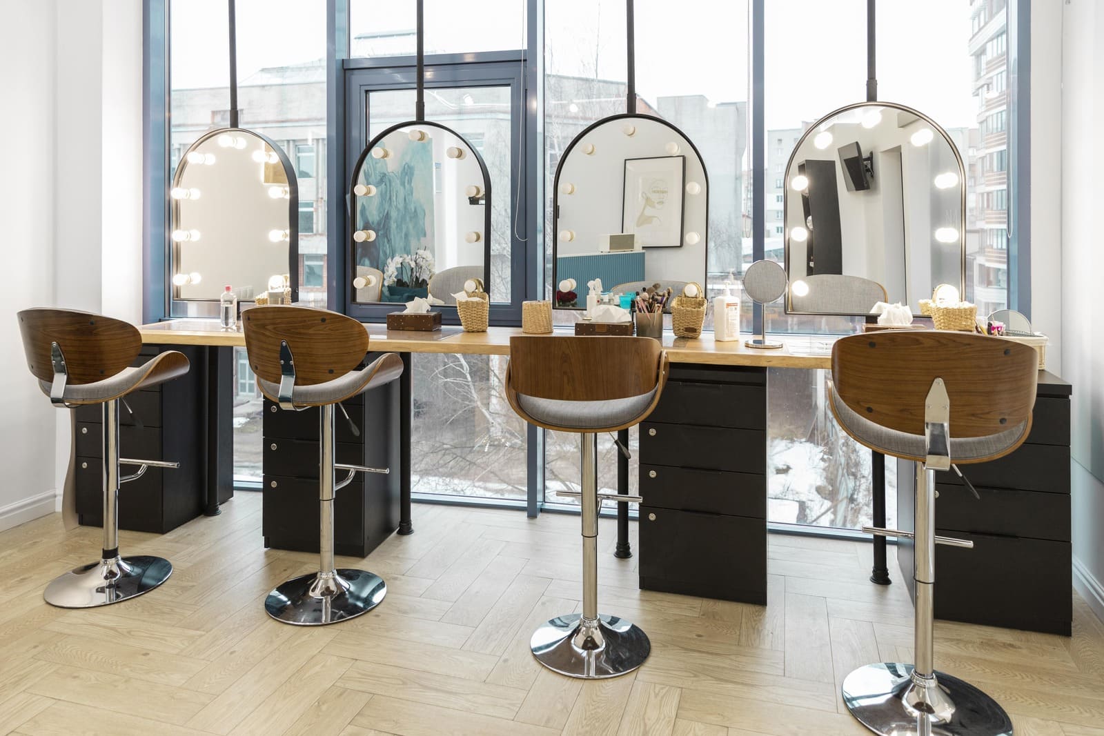 Radna mesta i ogledala u salonu lepote